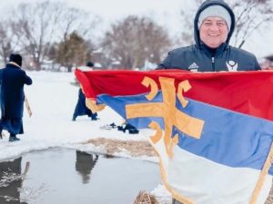 „ЗАРОНИЛИ У ЈЕЗЕРО НА ТЕМПЕРАТУРИ ОД -15“: Срби у Америци по први пут пливали за Часни крст (ФОТО)