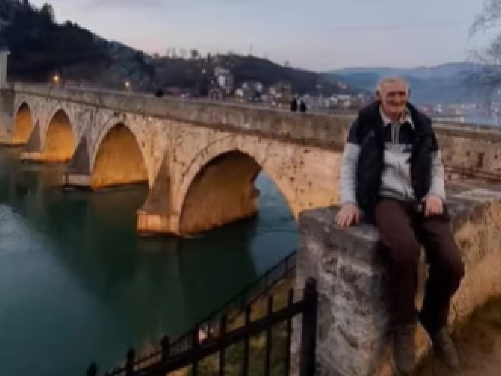 NAJSTARIJI INFLUENSER SA MOKRE GORE: Djed Vide pokazuje kako čuva ovce, a jednom su mu zbog fejsbučenja pobjegle i koke (FOTO)