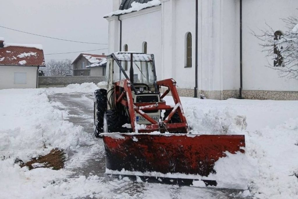 SVAKA ČAST: Ibro Jahić očistio portu hrama kako bi se mogla održati služba na Božić (FOTO)
