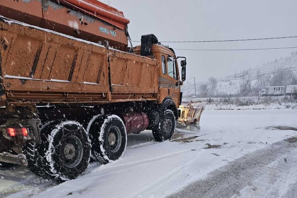 SAOBRAĆAJKA KOD GRADIŠKE: Sudar grtalice i dva automobila