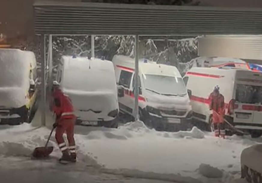 „GDJE SU I ŠTA RADE ZIMSKE SLUŽBE KOJE PRIMAJU PLATU?“ Radnici Hitne pomoći čiste snijeg da bi došli do pacijenata, građani bijesni na nadležne (VIDEO)