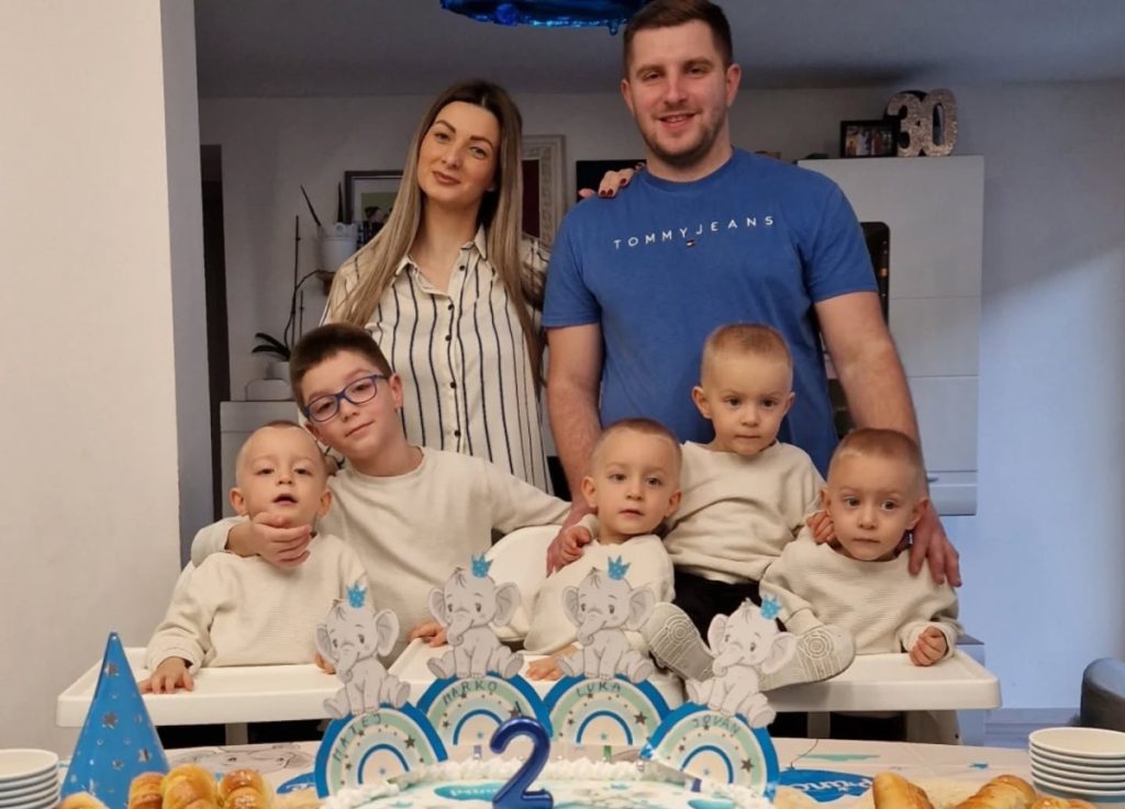 BANJALUČKE ČETVORKE PROSLAVILE DRUGI ROĐENDAN: „Naša četiri mala čuda, hrabri dječaci, volimo vas beskrajno“ (FOTO)