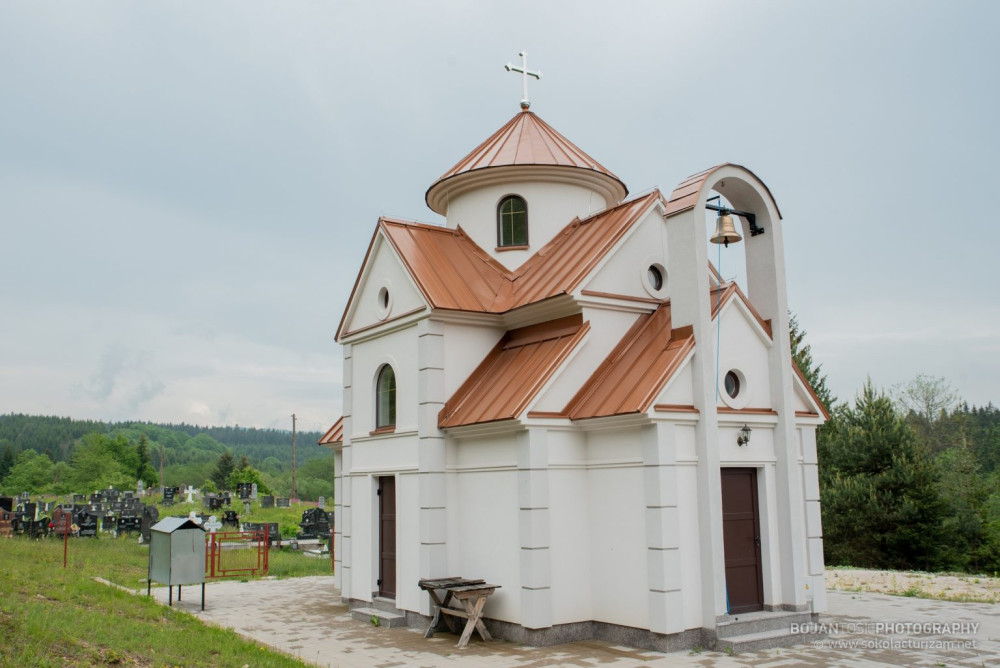 JEDINSTVENA CRKVA U SRPSKOJ: U selu kod Sokoca smješteno neobično i prelijepo zdanje (FOTO)