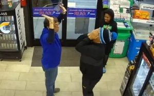 IZNENAĐENJE NA PUMPI: Žena osvojila 240.000 evra, njena reakcija nasmijala sve (VIDEO)