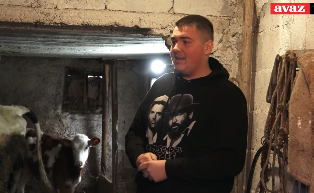 HRANI STOKU, PRAVI PITE I UPRAVLJA MOTOKULTIVATOROM: Devetnaestogodišnjak iz sela kod Jajca je mladić za primjer (VIDEO)