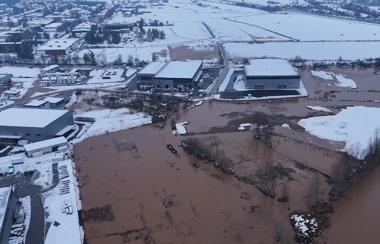 ПОПЛАВЕ У САРАЈЕВУ: Вода дошла на неколико метара од кућа, под водом индустријско подручје (ВИДЕО)