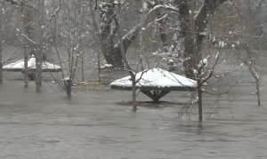 ВОДА ДОШЛА ДО КУЋА: Драматично у Зворнику, екипе Цивилне заштите на терену