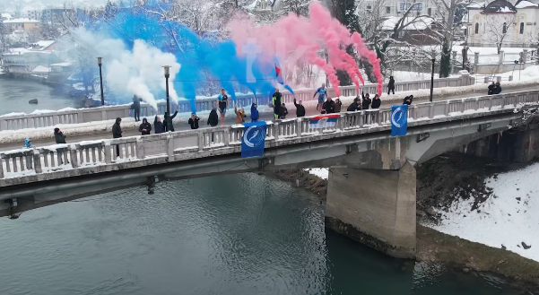 TO SE ZOVE HRABROST: Trojica Banjalučana skočili u ledeni Vrbas i izveli tradicionalnu „lastu“ na 9. januar