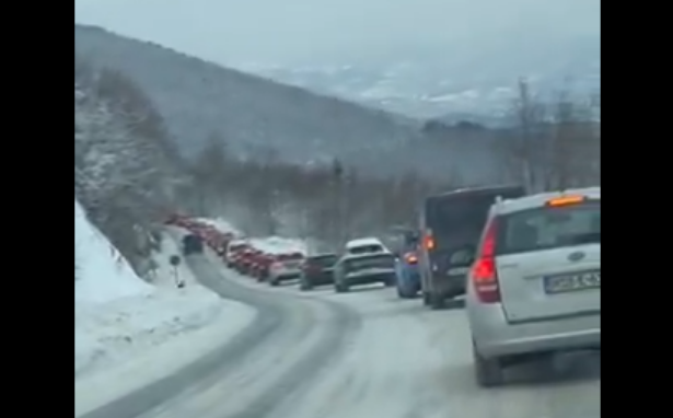 ТОТАЛНИ КОЛАПС НА ПУТУ: Ако планирате на скијање на Бјелашницу или Игман, размислите двапут (ВИДЕО)