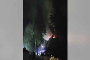 VIKENDICA NA VLAŠIĆU IZGORJELA DO TEMELJA: Vatrogasci imali problema pri gašenju požara (VIDEO)