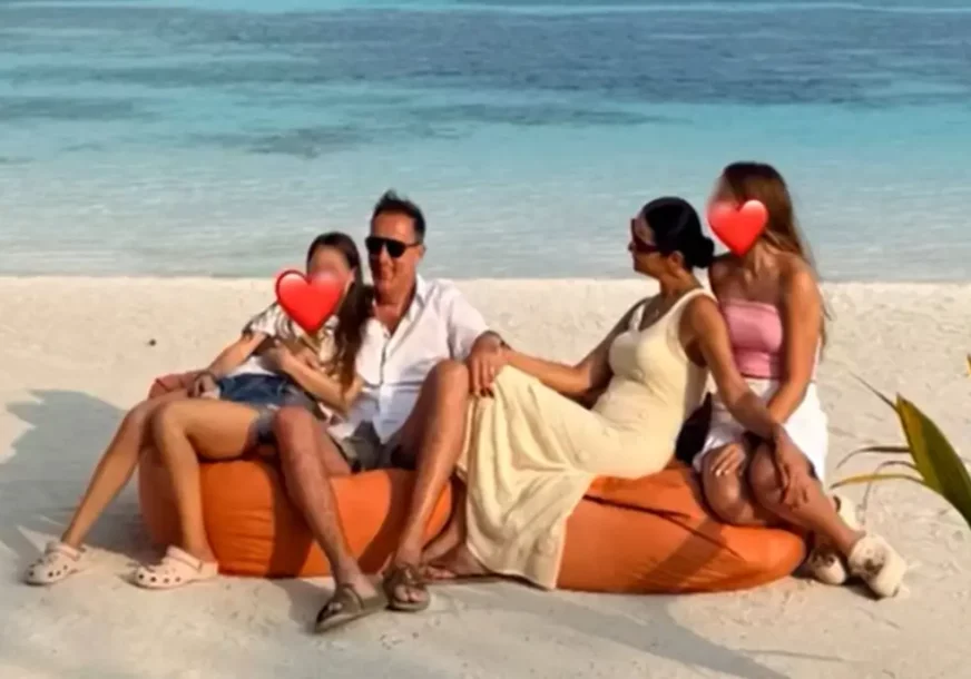 „ЗНАЈУ ДА УСВОЈЕНЕ“: Сергеј Ћетковић загрљен са женом и кћеркама ужива на егзотичној дестинацији