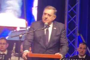 „СРПСКА ПРОСЛАВЉА 34. РОЂЕНДАН КАО РЕПУБЛИКА МИРА И СТАБИЛНОСТИ“: Додик подсјетио на жртву српског народа (ФОТО)