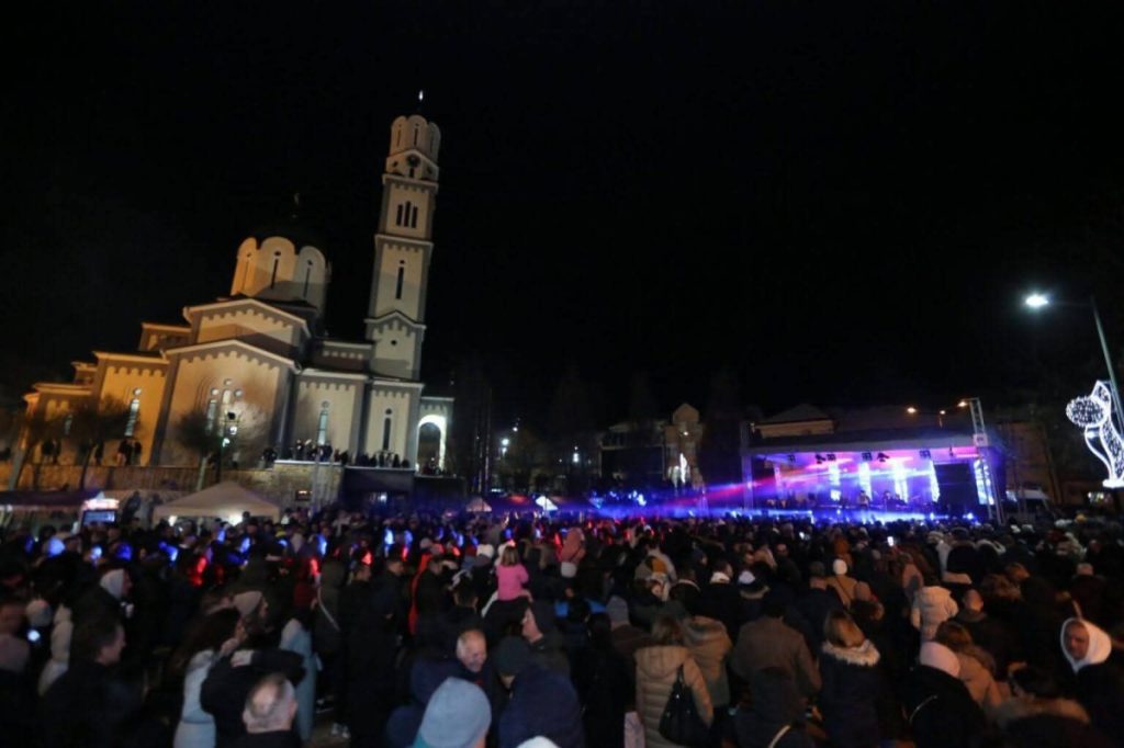 „OVO JE VRIJEME BLAGODARNOSTI“: Derventa dočekala pravoslavnu novu godinu uz Slađu Alegro (FOTO/VIDEO)