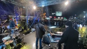 БРЧАЦИ УЖИВАЛИ УЗ ГРУПУ „ЛЕГЕНДЕ“ И КУВАНО ВИНО: Погледајте како је изгледао дочек православне нове године у овом граду (ФОТО/ВИДЕО)