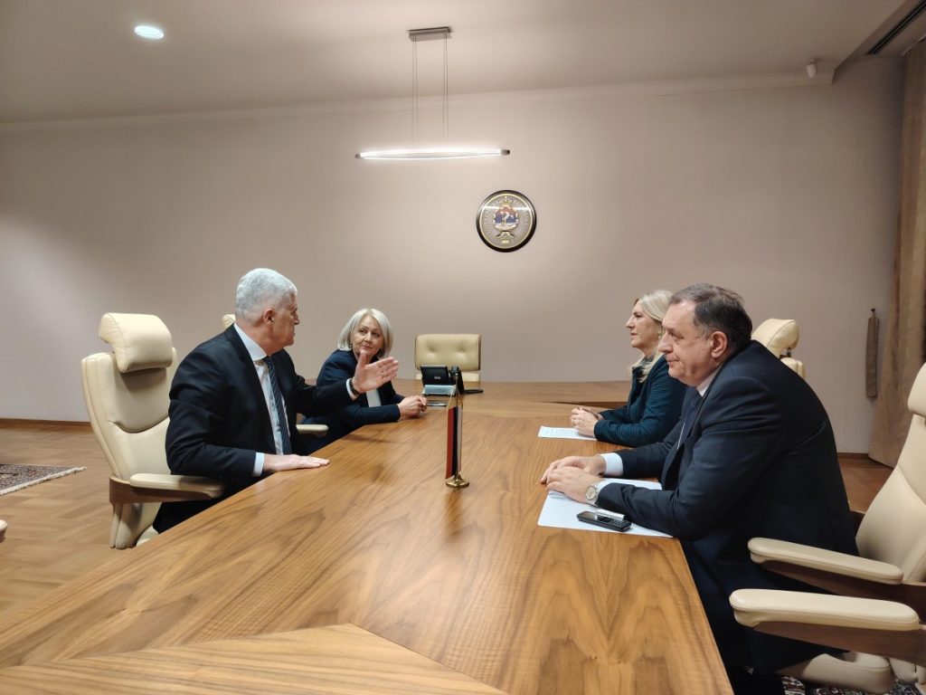 ДОДИК НА САСТАНКУ СА ЧОВИЋЕМ: Неотварање новог граничног прелаза у Градишци главна тема