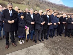 ОРИЋЕВИ КОЉАЧИ УБИЈАЛИ СРБЕ НА СПАВАЊУ, НИСУ ПОШТЕДИЛИ НИ ДЈЕЦУ: Сјећање на жртве стравичног злочина у Скеланима