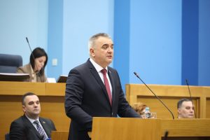 „NA OVOJ OZBILJNOJ TEMI NIKO NE SMIJE DA KUPI POLITIČKE POENE“ Minić – Rezoluciju o zabrani ustaštva potrebno usaglasiti