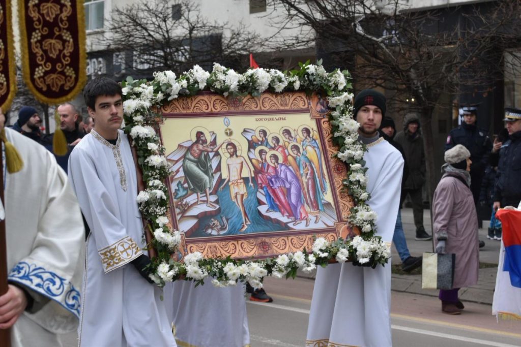 BOGOJAVLJENSKA LITIJA U BANJALUCI: Veliki broj vjernika se uputio prema gradskom mostu gdje će biti plivanje za Časni krst (FOTO/VIDEO)