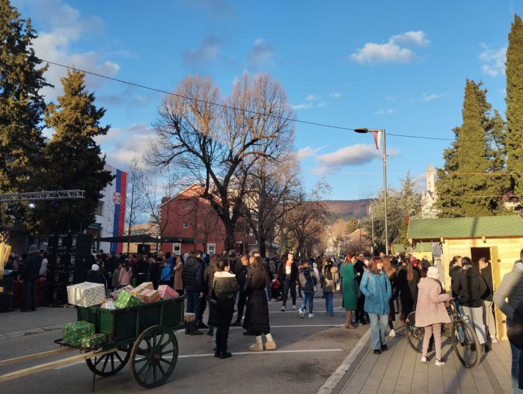 ХЕРЦЕГОВЦИ УЖИВАЛИ У ПРАЗНИЧНОМ ПРОГРАМУ: „Божићна бајка“ у Билећи окупила бројне грађане (ФОТО)