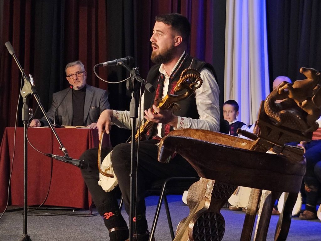 ROMANIJA JE PUNO IZGUBILA NJEGOVIM ODLASKOM: Guslarsko veče u Palama posvećeno preminulom Vlajku Raboti (FOTO)