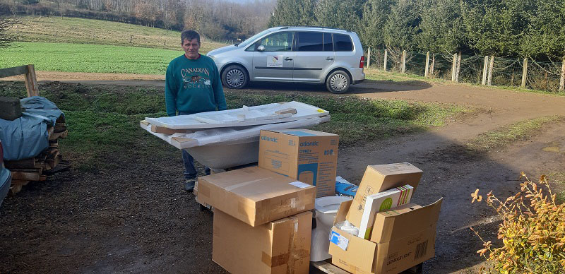 GEST ZA SVAKU POHVALU: Uručena pomoć za izgradnju kupatila demobilisanom borcu iz Srpca (FOTO)