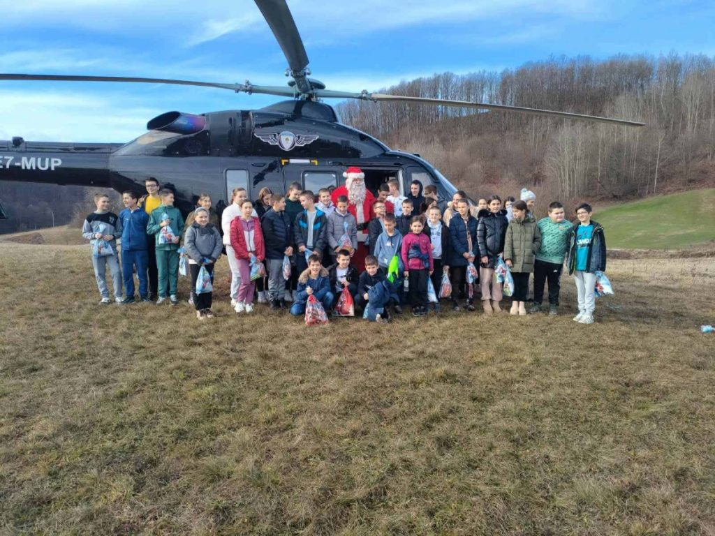 DJED MRAZ STIGAO HELIKOPTEROM: Učenici škole u Krupi na Uni dobili paketiće na nesvakidašnji način (FOTO)