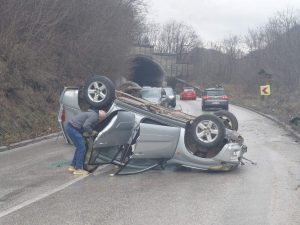 АУТОМОБИЛ НА КРОВУ: Удес код Пала, огласила се полиција