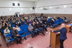 СТИПЕНДИЈЕ ЗА МЛАДЕ ПРЊАВОРЧАНЕ: Томаш потписао уговоре са 236 ученика и студената (ФОТО)