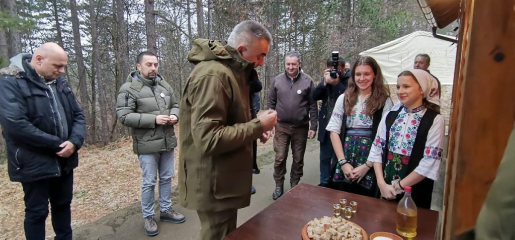 NIŠTA OD TROFEJA: Vuk nadmudrio 600 lovaca na Ozrenu, manifestaciji prisustvovao i Minić (FOTO)