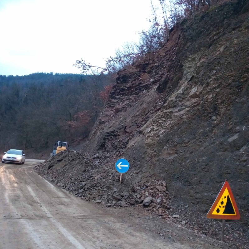 ODRON NA PUTU FOČA-DRAGOČAVA: Sručio se dio zemljišta na kolovoz (FOTO)