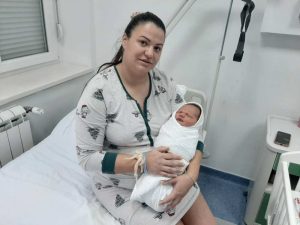 ПРВОРОЂЕНА БЕБА У ФОЧИ ДАРОВАНА СА 1.000 КМ: Михајло дошао на свијет у новогодишњој ноћи (ФОТО)