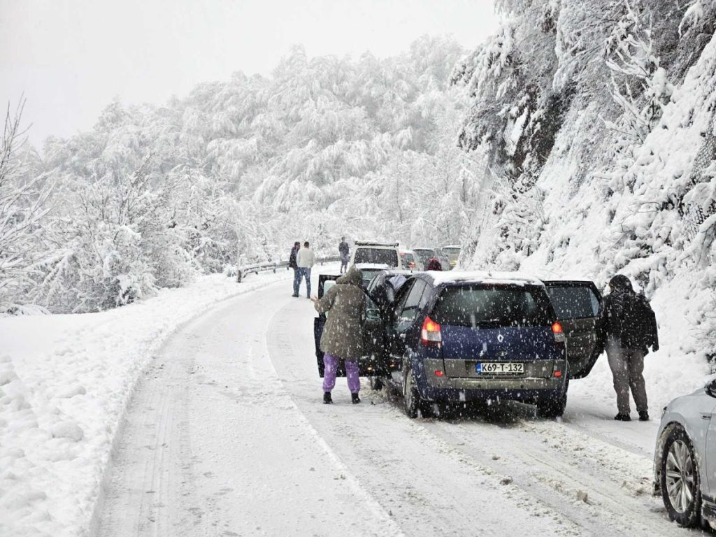 STANJE NA PUTEVIMA PREKO ROMANIJE: Obustavljen saobraćaj za teretnjake, putnička vozila čekaju u koloni (FOTO)