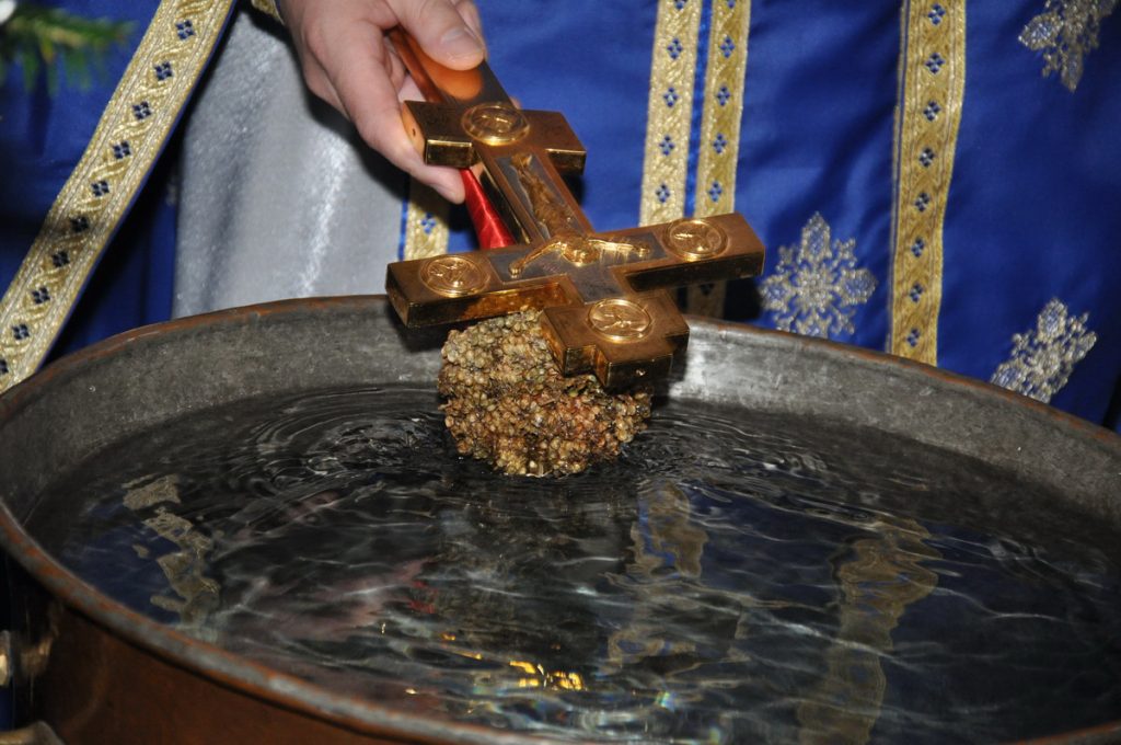 ДАНАС ЈЕ БОГОЈАВЉЕЊЕ: Ево зашто се каже „Бог се јави“ и шта симболизује бацање крста у ријеку