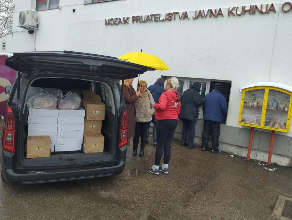 ДОНАЦИЈА „МОЗАИКУ ПРИЈАТЕЉСТВА“: „Поште Српске“ уручиле намирнице јавној кухињи за божићни ручак (ФОТО)