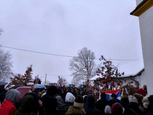 БАДЊАЦИ ДОЧЕКАНИ И НАЛОЖЕНИ: Прњаворчани дочекују најрадоснији хришћански празник (ФОТО)