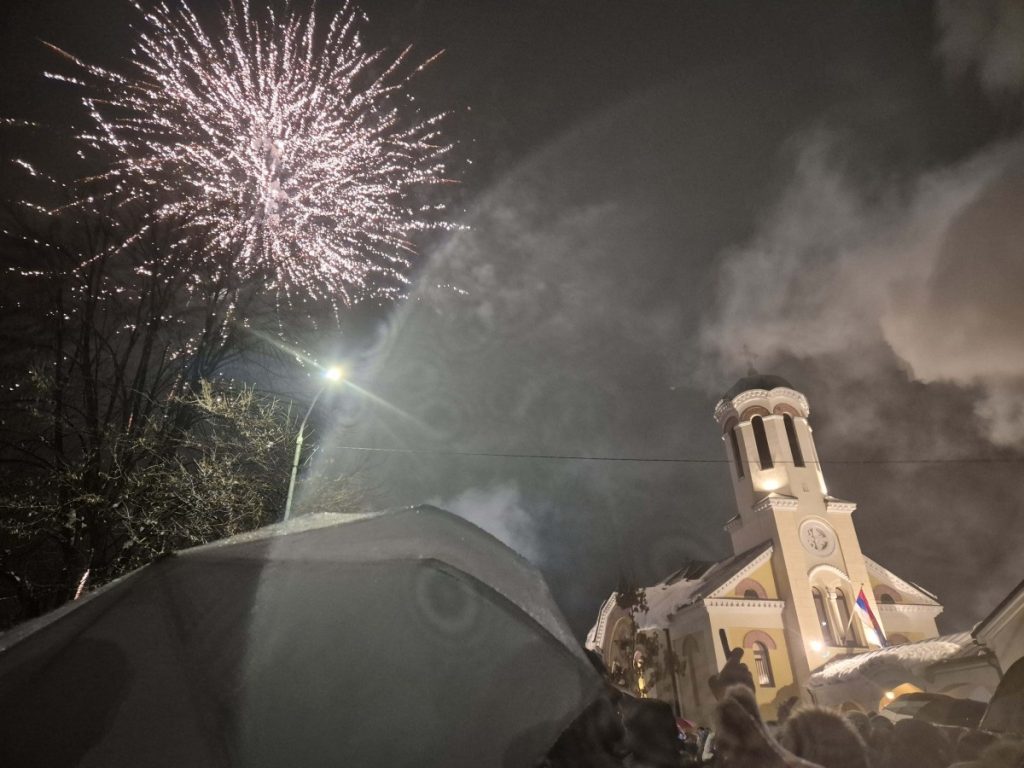 VATROMET I KUVANO VINO UPOTPUNILI PROSLAVU: Služena liturgija i naloženi badnjaci u Palama (FOTO)