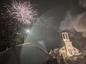 ВАТРОМЕТ И КУВАНО ВИНО УПОТПУНИЛИ ПРОСЛАВУ: Служена литургија и наложени бадњаци у Палама (ФОТО)