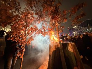 НЕКА ЈЕ СРЕЋНО БАДЊЕ ВЕЧЕ: Наложени бадњаци испред Градске управе у Бијељини (ФОТО)