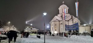 БАДЊЕ ВЕЧЕ ПРОСЛАВЉЕНО У ДОБОЈУ: Освештан и наложен бадњак у порти Цркве Рођења Пресвете Богородице (ФОТО)