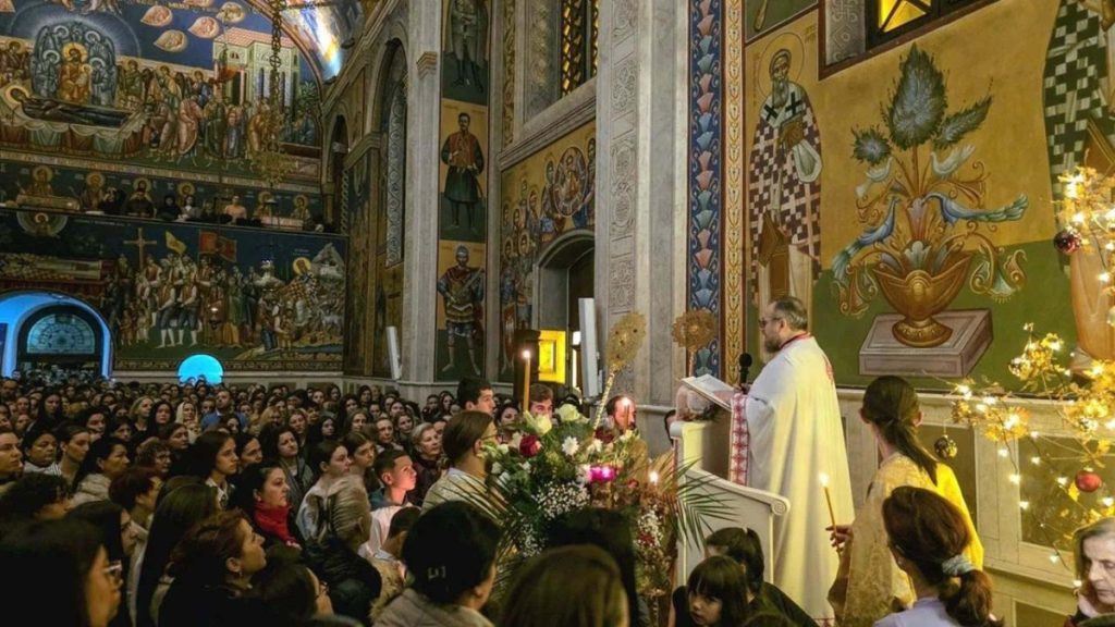„DANAS JE DAN RADOSTI I SPASENJA“: Veliki broj vjernika prisustvovao liturgiji u Trebinju