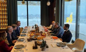 DODIK NA BOŽIĆNOM RUČKU SA RODOM BLAGOJEVIĆEM: „Razgovor o nekim temama iza nas i onome što tek dolazi“ (FOTO)