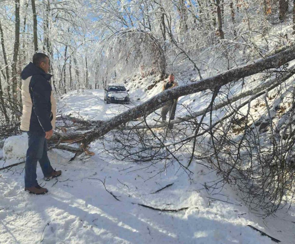 SNIJEG PRAVI PROBLEME U VLASENICI: Ovakva ledena kiša nije padala 10 godina (VIDEO)