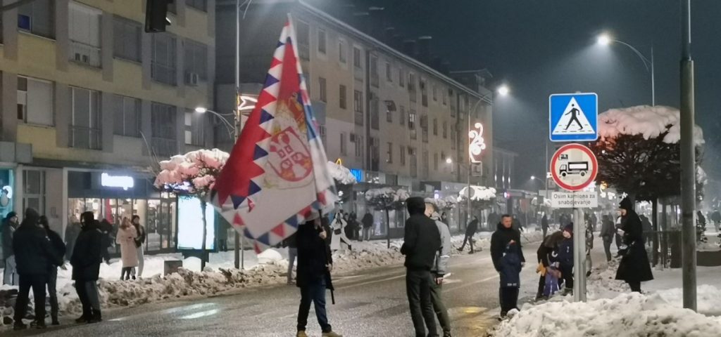DOBOJLIJE ZAPALILE BAKLJE ZA DAN REPUBLIKE: Pogledajte kako su navijači „Vojvode 1990“ obilježili 9. januar (FOTO)
