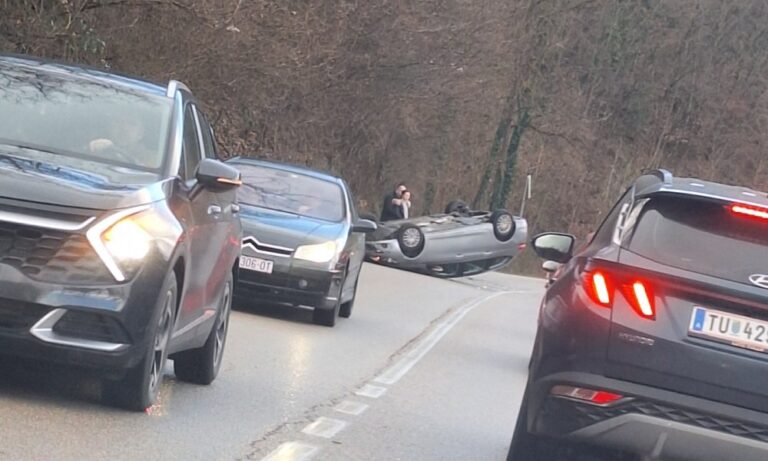 AUTOMOBIL ZAVRŠIO NA KROVU: Saobraćajka kod Banjaluke