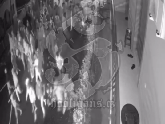 ПРАВИ УЛИЧНИ РАТ: Нови језиви снимак из Тузле, камере снимиле Торциду како с палицама креће на Делије (ВИДЕО)