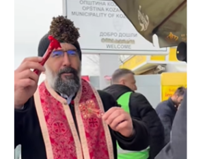 „BRAĆO, DA VAM KRENE BOLJE“: Sveštenik osveštao vozače na granici (VIDEO)