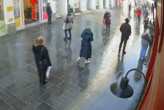 СРЕЋОМ ИЗБЈЕГНУТА ТРАГЕДИЈА: Обрушила се фасада у центру Сарајева (ВИДЕО)