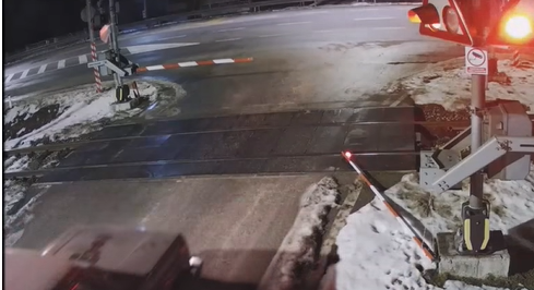 PROŠAO KROZ CRVENO: Vozač u Prijedoru probio rampu i umalo izazvao sudar (VIDEO)
