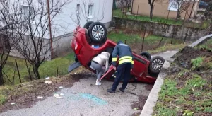 UDES U GACKU: Djevojke autom sletjele u dvorište kuće