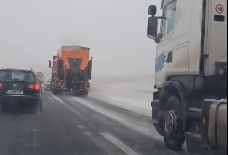 SNIJEG NEPRESTANO ZATRPAVA: Otežan saobraćaj na auto-putu „9. januar“ (VIDEO)